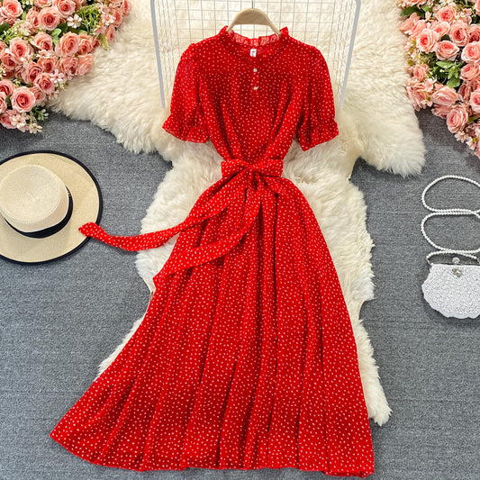 La robe en mousseline à col montant est ajustée et slim 3055