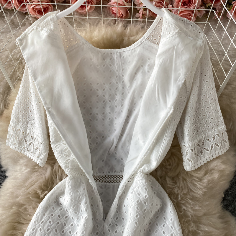 Elegantes Cut-Out-Kleid mit Rundhalsausschnitt 3427