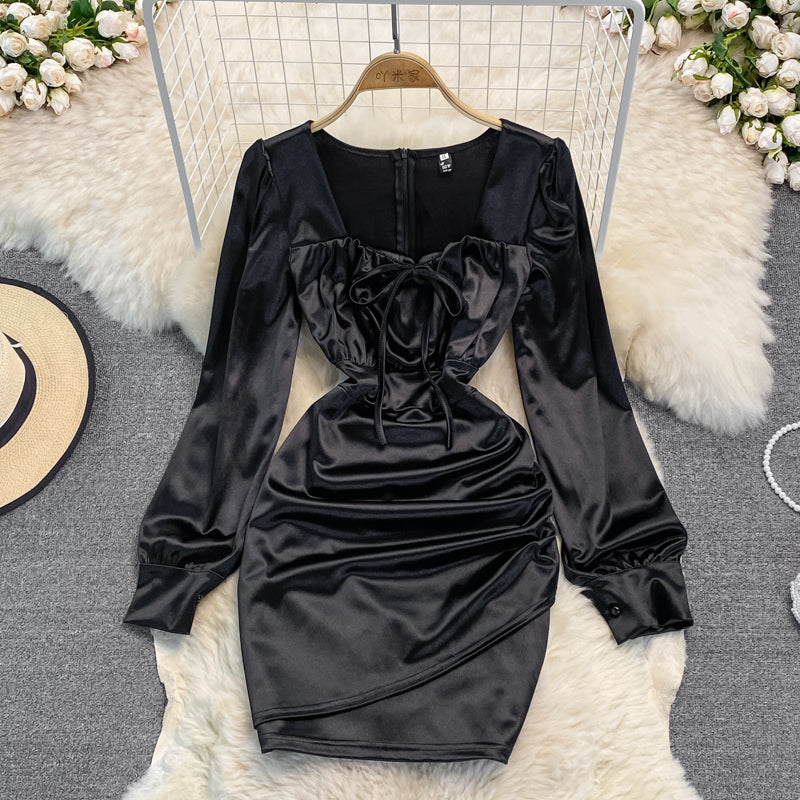 Robe portefeuille en satin acétate à manches bouffantes plissées et col carré 3023