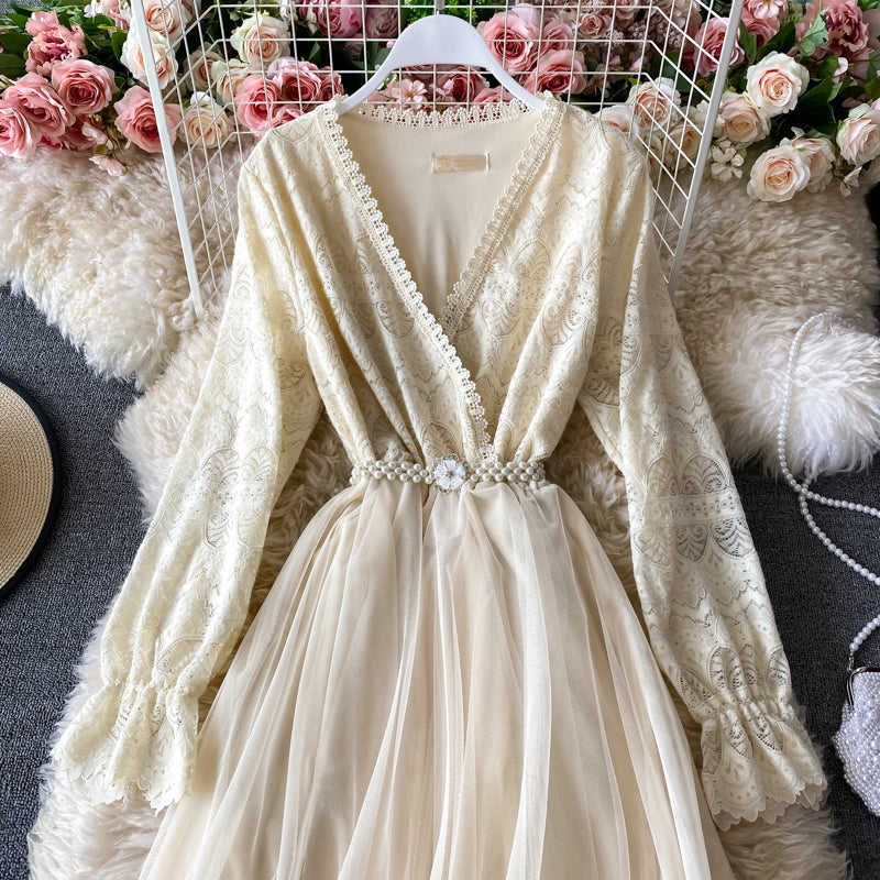 Robe en dentelle surpiquée à manches longues et taille fine 2926