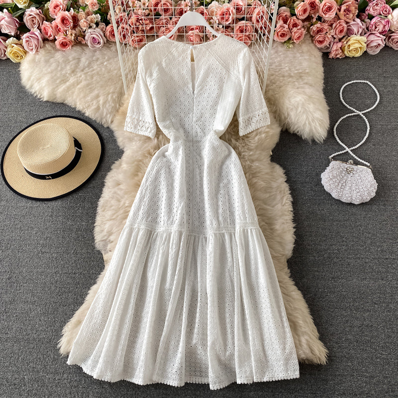 Elegantes Cut-Out-Kleid mit Rundhalsausschnitt 3427