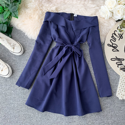 Robe sexy à col unique et taille fine 2874