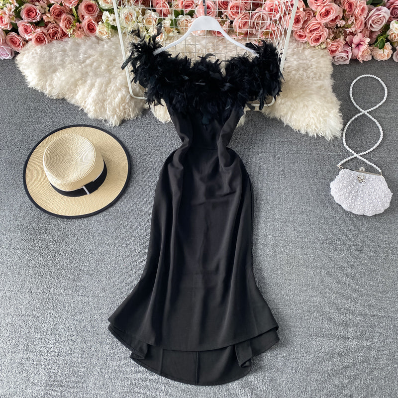 Behaarter, genähter Fischgrätenhals mit freiliegender Schultertasche und Fischschwanzrock 3433