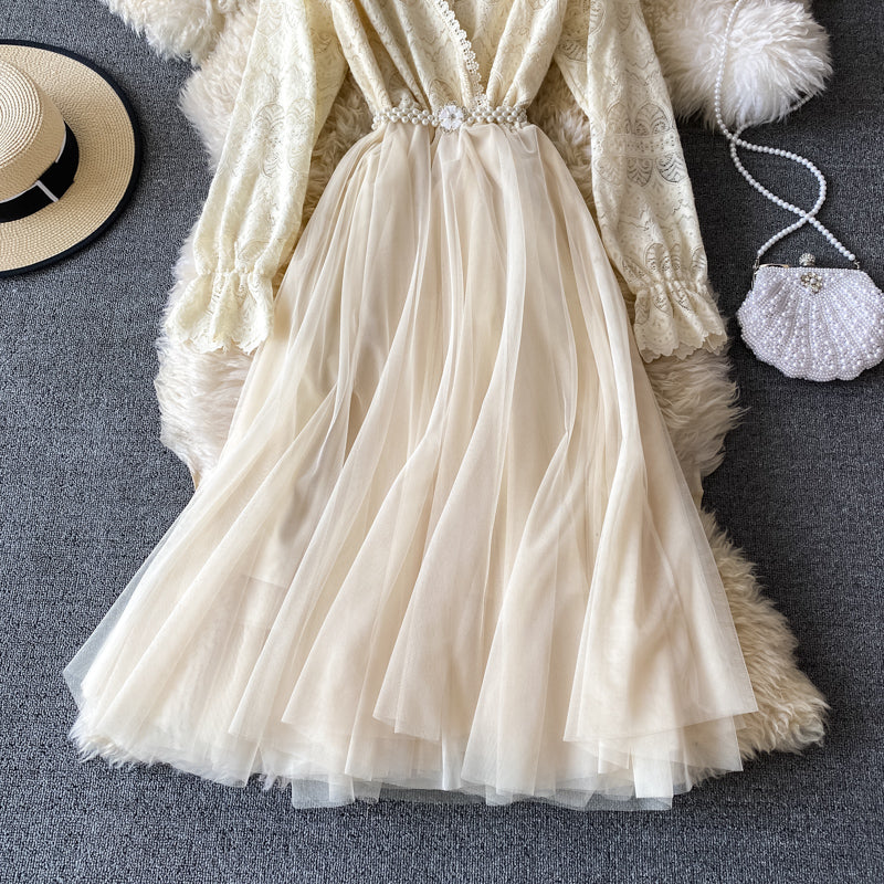 Robe en dentelle surpiquée à manches longues et taille fine 2926