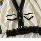 T-Shirt mit tiefem Ausschnitt aus heller Seide mit Kontrastnähten und drei Knöpfen 1785