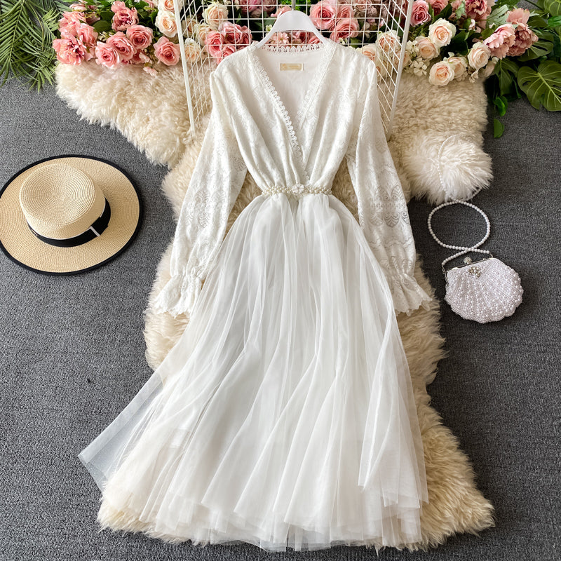 Robe en dentelle surpiquée à manches longues et taille fine 2926