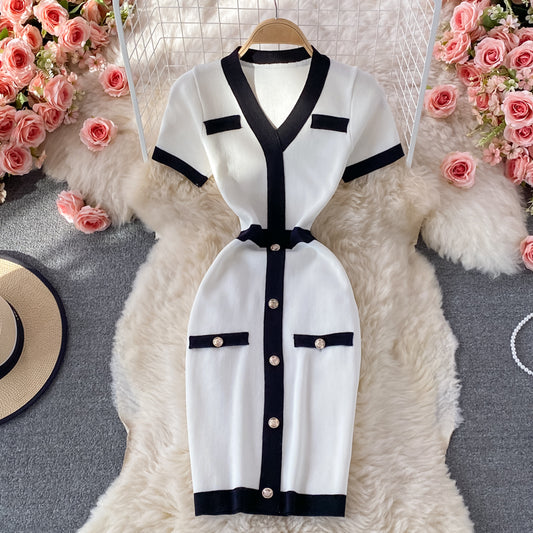 La petite robe en tricot parfumée à col en V présente une jupe portefeuille fine au bas des hanches 2909