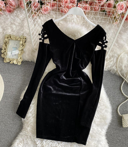 Kurzes Kleid aus schwarzem Samt mit langen Ärmeln 1300 