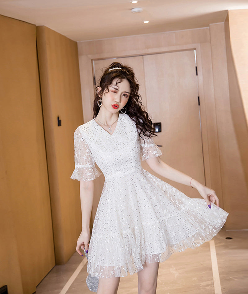 Weißes kurzes Kleid aus Tüll mit V-Ausschnitt und Pailletten 1078
