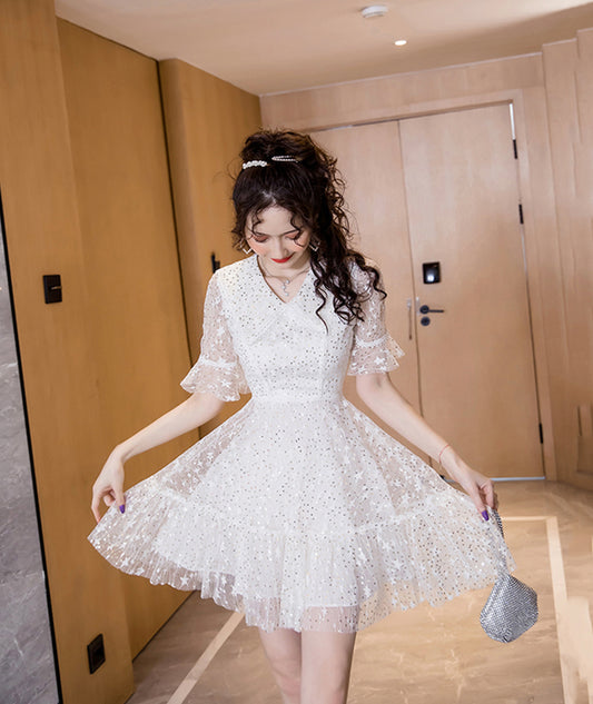 Robe courte blanche à paillettes et col en V en tulle 1078