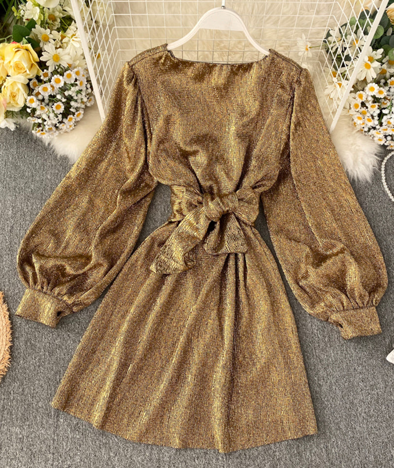 Einfaches, langärmliges, kurzes Kleid mit V-Ausschnitt 990