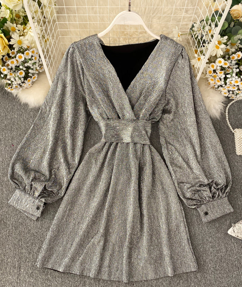 Einfaches, langärmliges, kurzes Kleid mit V-Ausschnitt 990