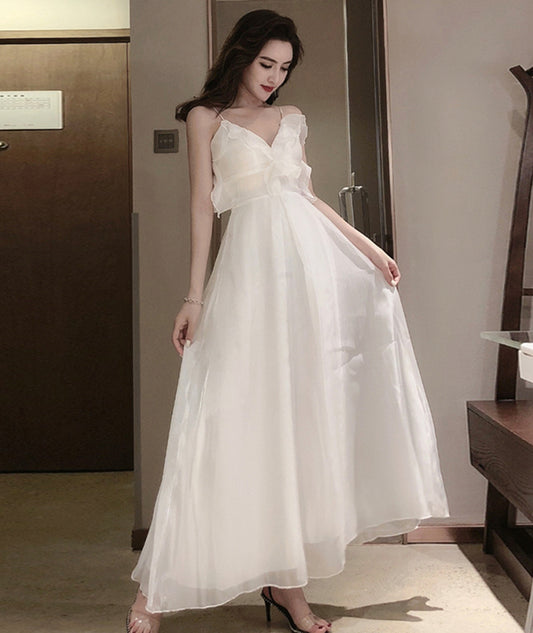 Robe blanche en tulle à col en V et coupe trapèze 1084