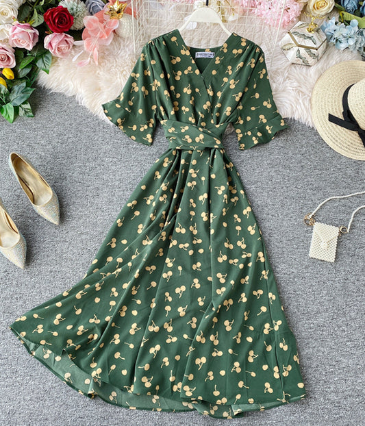 Jolie robe d'été à col en V avec des cerises 1282 