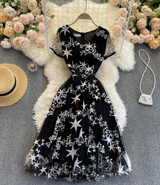 Robe courte noire à coupe trapèze 750