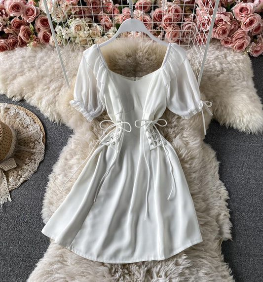 Robe courte simple à col rond et coupe trapèze 708