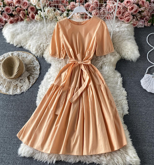 Robe courte simple à col rond et coupe trapèze 714