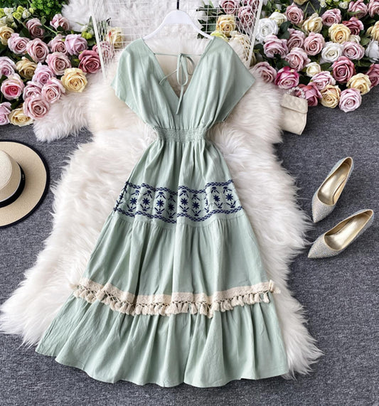 Robe courte à col en V mignonne et tendance 701