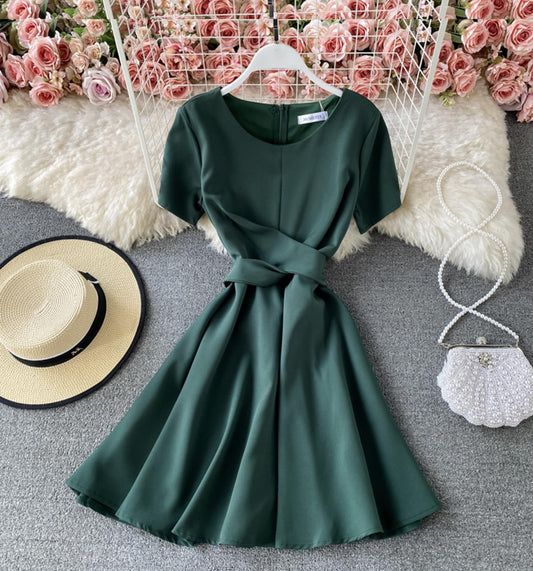 Jolie robe courte à col rond et coupe trapèze 703