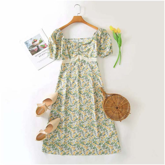 Leichtes, reifes, langes Kleid mit frischen, gebrochenen Blumen 7130