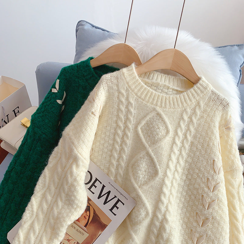 Design sense: the minority wears a twist knit top  5034