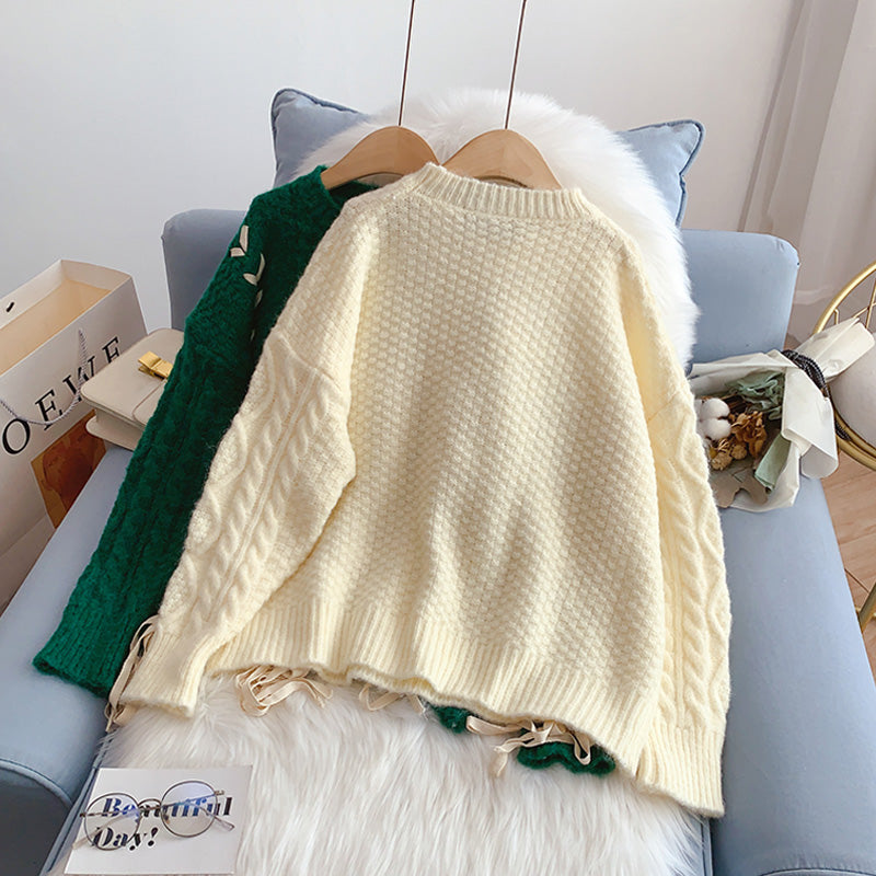 Design sense: the minority wears a twist knit top  5034