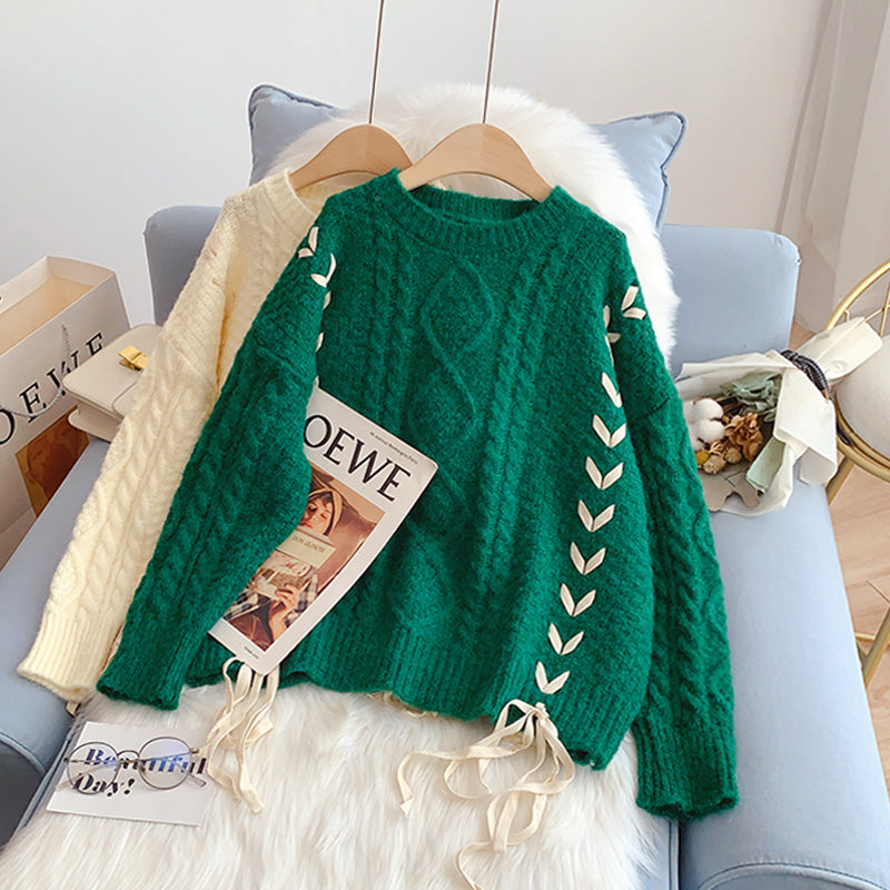 Design sense: the minority wears a twist knit top  5034