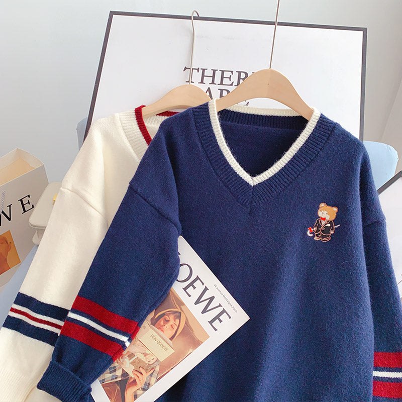 Embroidered bear V-neck Pullover female  4929