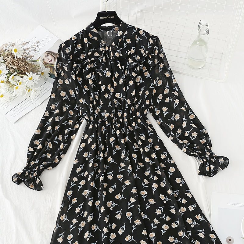 The new chiffon dress is soft and worn over the knee, showing a thin floral skirt  4819