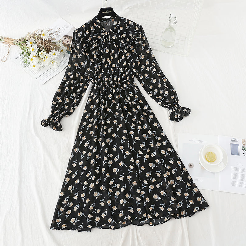 The new chiffon dress is soft and worn over the knee, showing a thin floral skirt  4819