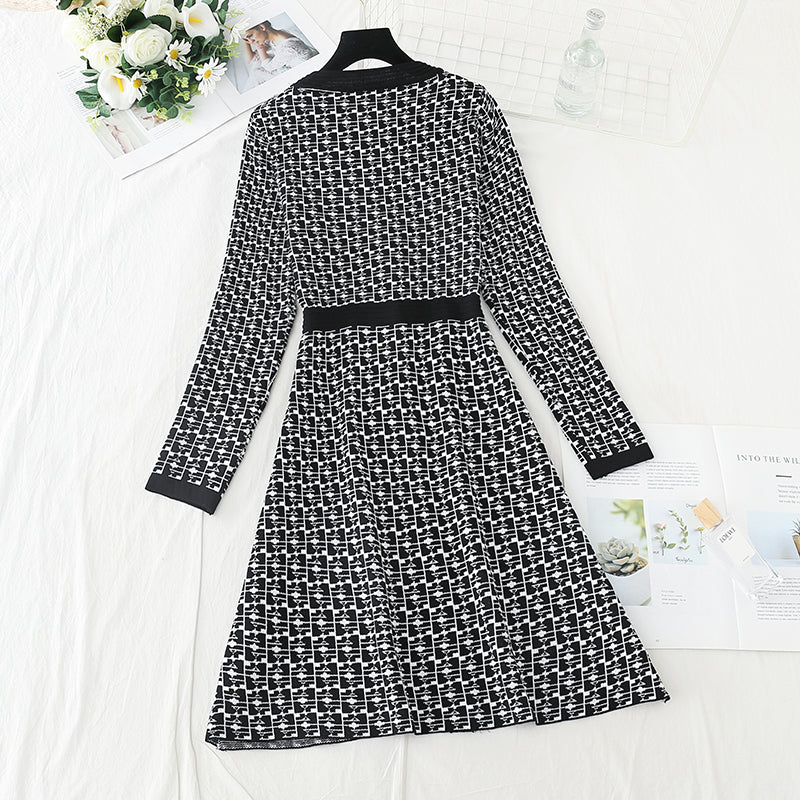 Light mature knitted dress with slim waist  3883