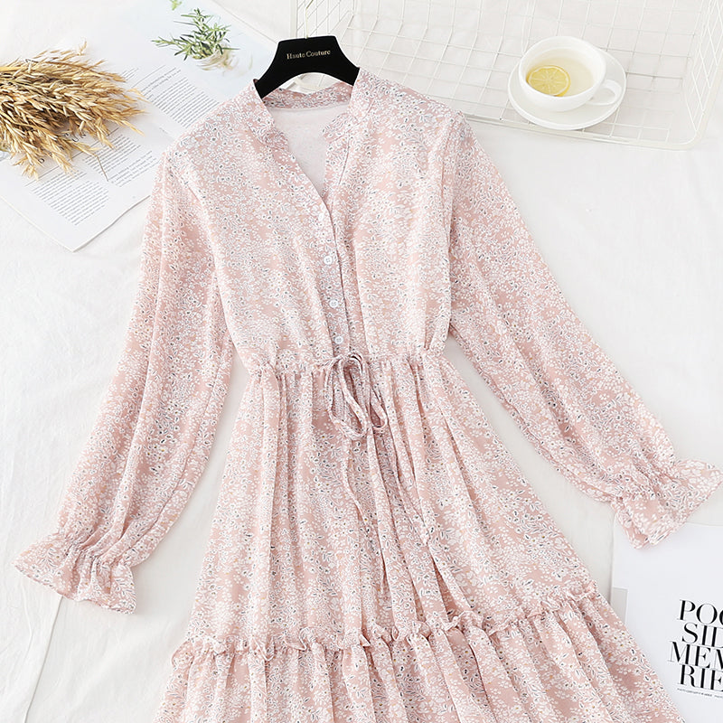 Französisches Retro-Interieur mit knielangem Chiffonrock 3848