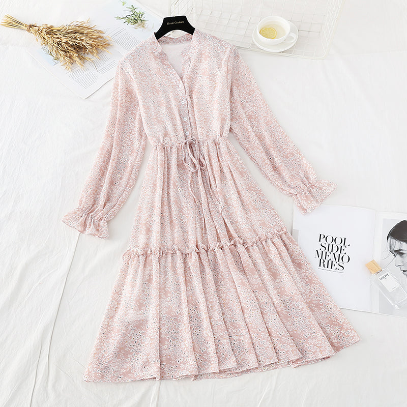 Französisches Retro-Interieur mit knielangem Chiffonrock 3848