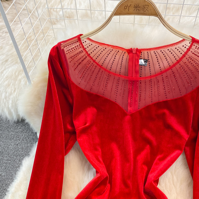 Langärmliges schmales Gesäßkleid aus Samt mit Fischschwanz 3753