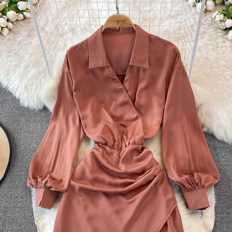 Kleid mit schmalem, plissiertem Gesäß und Reversbund 3752