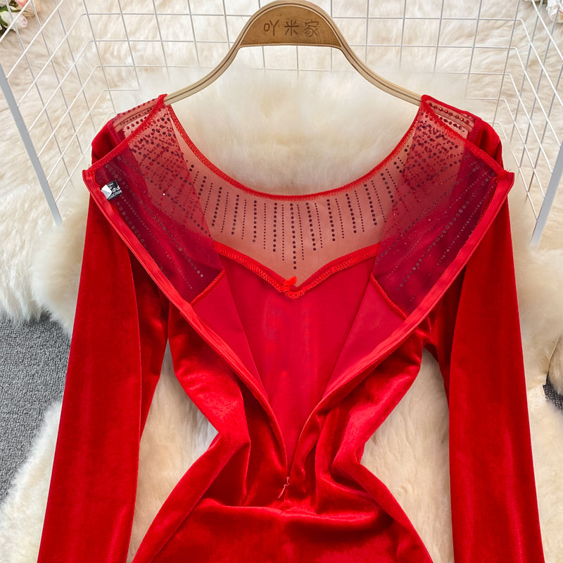 Langärmliges schmales Gesäßkleid aus Samt mit Fischschwanz 3753