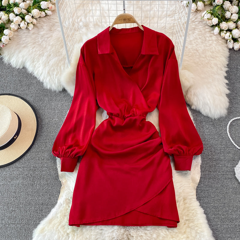 Kleid mit schmalem, plissiertem Gesäß und Reversbund 3752