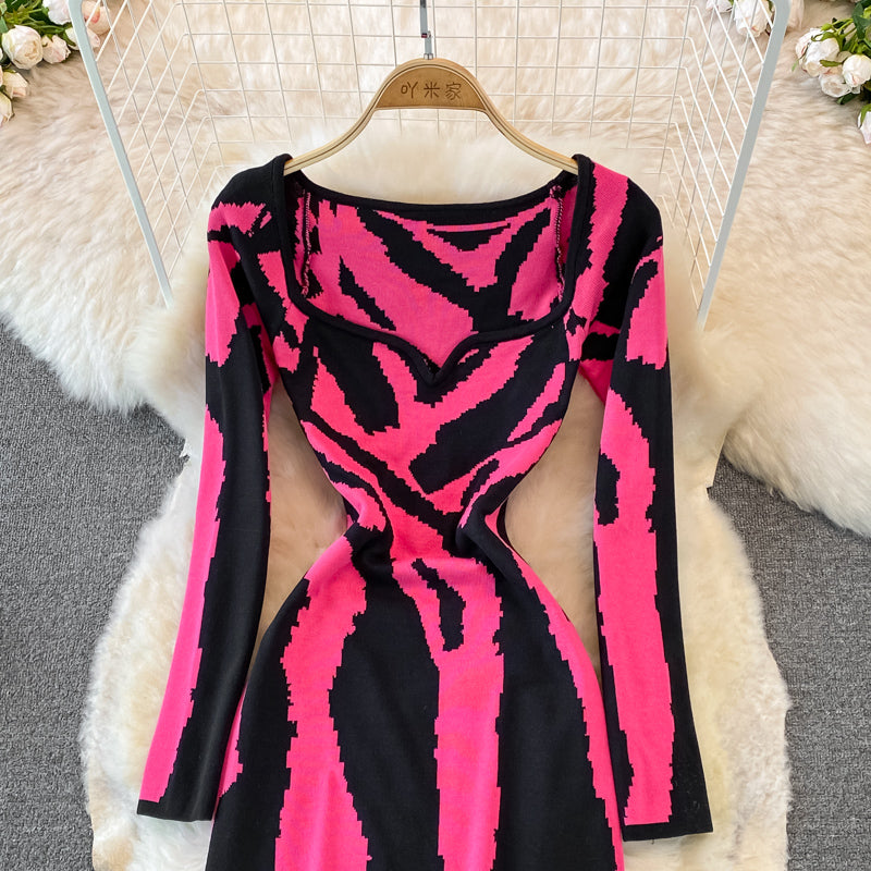 Zebra-Jacquard-Strickkleid mit eckigem Ausschnitt, enger Hüftwickelrock 3760