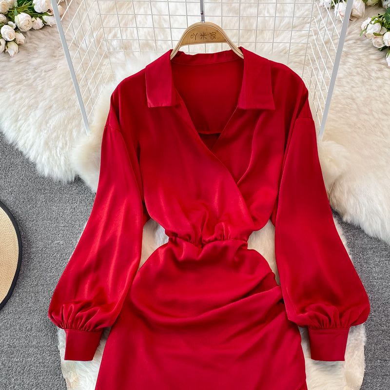 Kleid mit schmalem, plissiertem Gesäß und Reversbund 3752