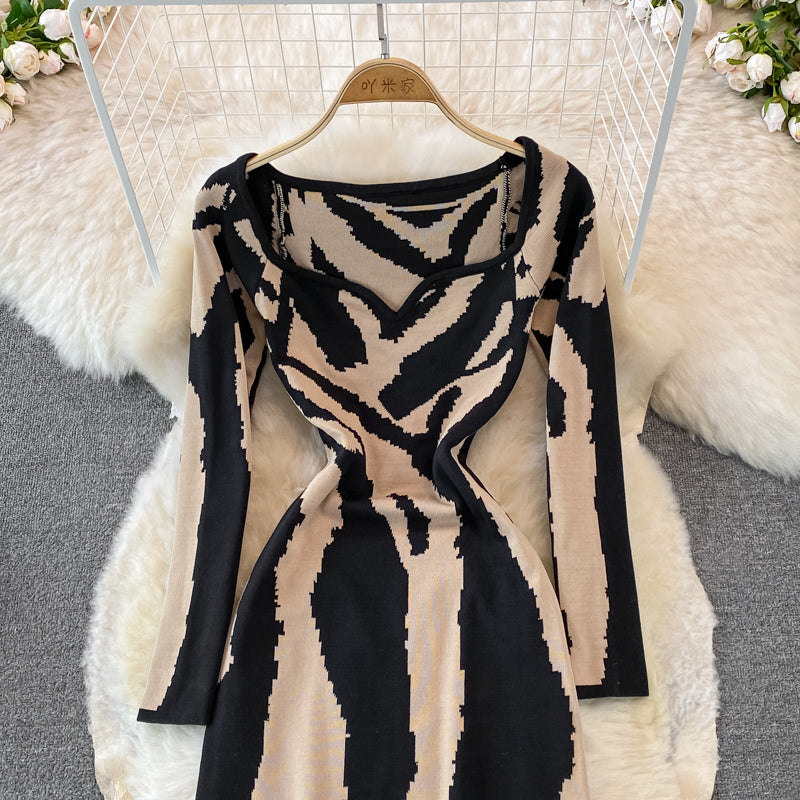 Zebra-Jacquard-Strickkleid mit eckigem Ausschnitt, enger Hüftwickelrock 3760