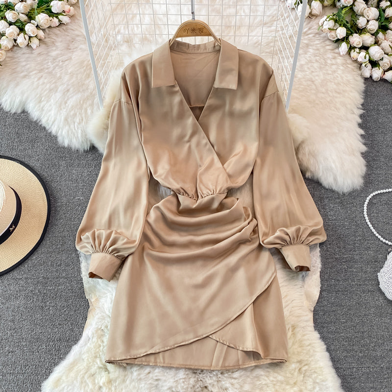 Kleid mit schmalem, plissiertem Gesäß und Reversbund 3752