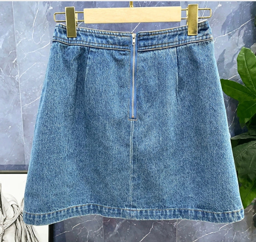 Illustration artistique broderie tête de chat, jupe en jean avec ceinture en perles épaisses 3531