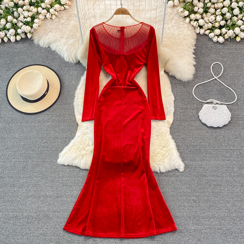 Langärmliges schmales Gesäßkleid aus Samt mit Fischschwanz 3753