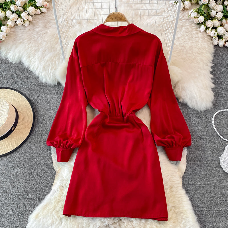 Kleid mit schmalem, plissiertem Gesäß und Reversbund 3752