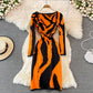 Zebra-Jacquard-Strickkleid mit eckigem Ausschnitt, enger Hüftwickelrock 3760