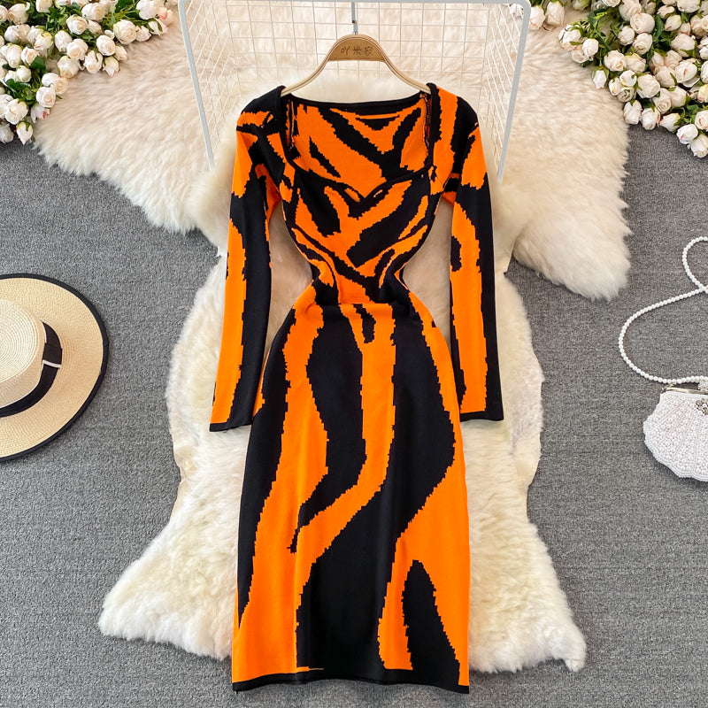 Zebra-Jacquard-Strickkleid mit eckigem Ausschnitt, enger Hüftwickelrock 3760