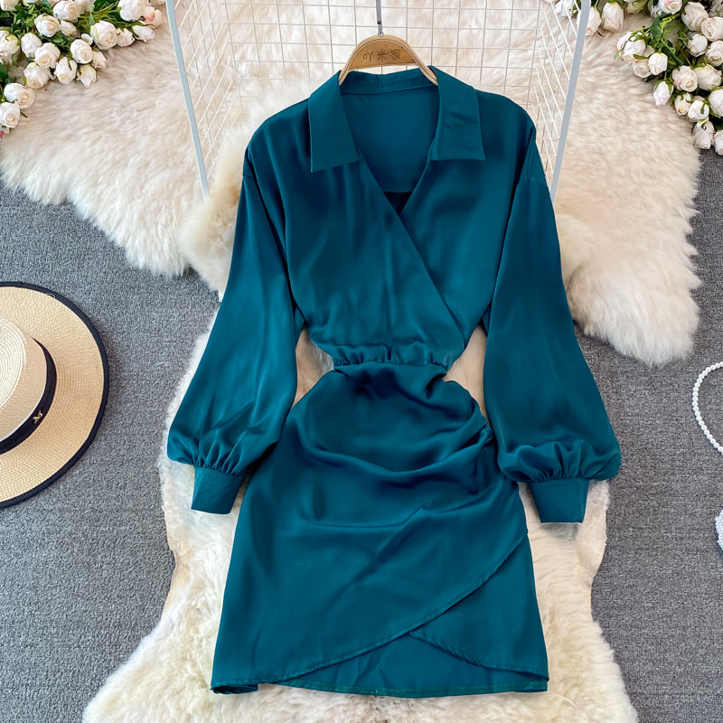 Kleid mit schmalem, plissiertem Gesäß und Reversbund 3752