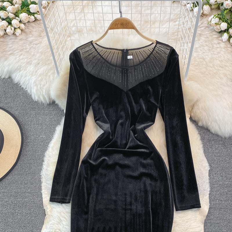 Langärmliges schmales Gesäßkleid aus Samt mit Fischschwanz 3753