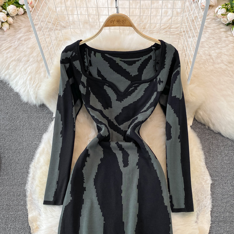 Zebra-Jacquard-Strickkleid mit eckigem Ausschnitt, enger Hüftwickelrock 3760