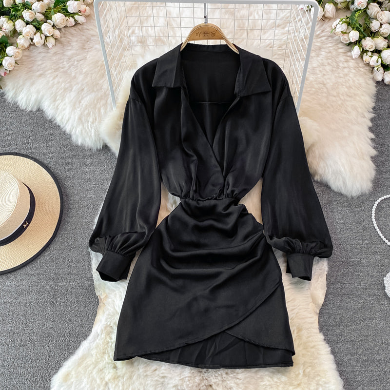 Kleid mit schmalem, plissiertem Gesäß und Reversbund 3752